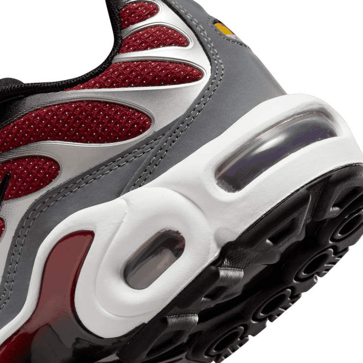 Nike Air Max Plus 'Team Red Cool Grey' (GS) Angle 5