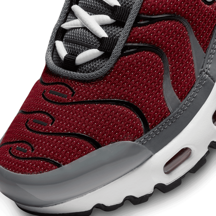 Nike Air Max Plus 'Team Red Cool Grey' (GS) Angle 4