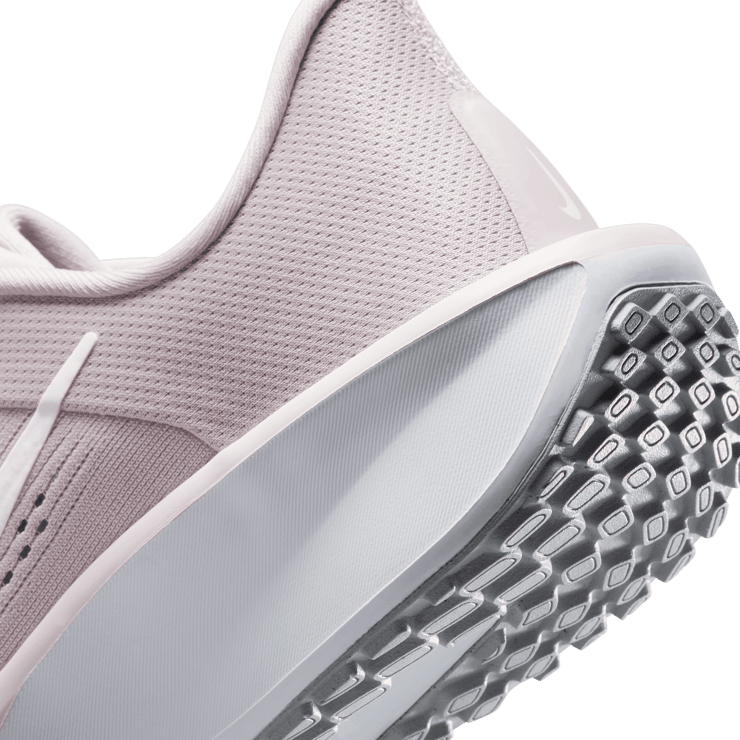 Nike Quest 6 Road Angle 5