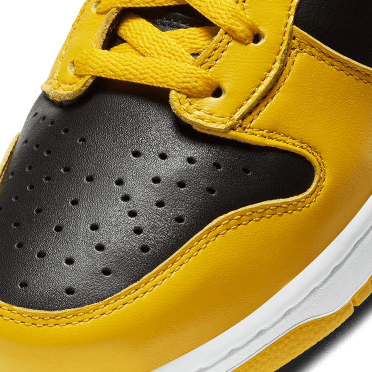 Nike Dunk High Black Varsity Maize Angle 4