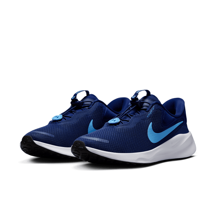 Nike Revolution 7 EasyOn Road Angle 2