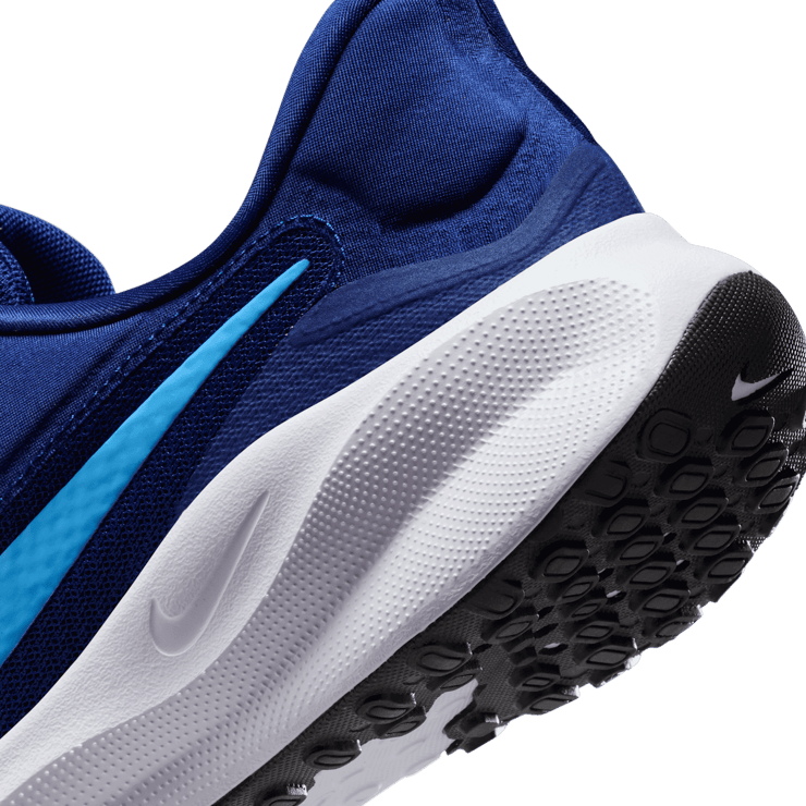 Nike Revolution 7 EasyOn Road Angle 5