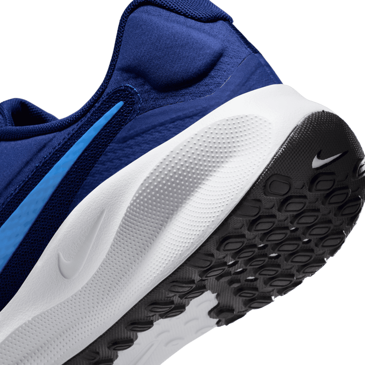 Nike Revolution 7 Road Angle 5