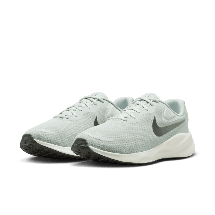 Nike Revolution 7 Road (Extra Wide) Angle 2