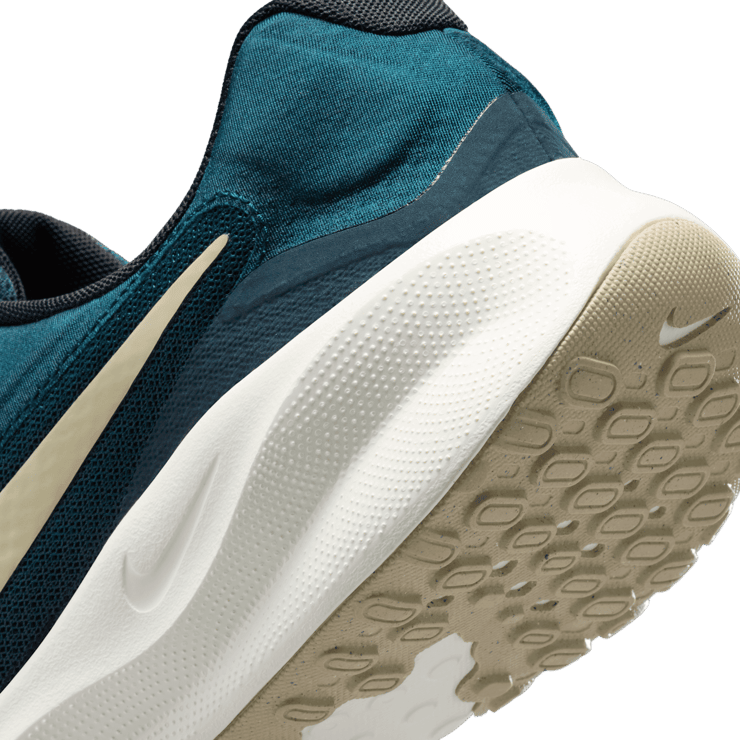 Nike Revolution 7 Road Angle 5