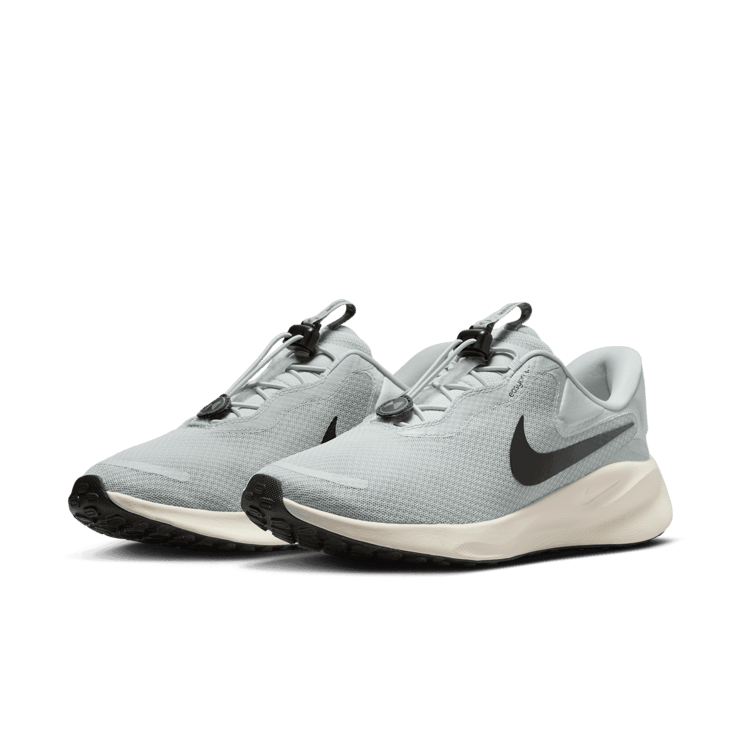 Nike Revolution 7 EasyOn Road Angle 2