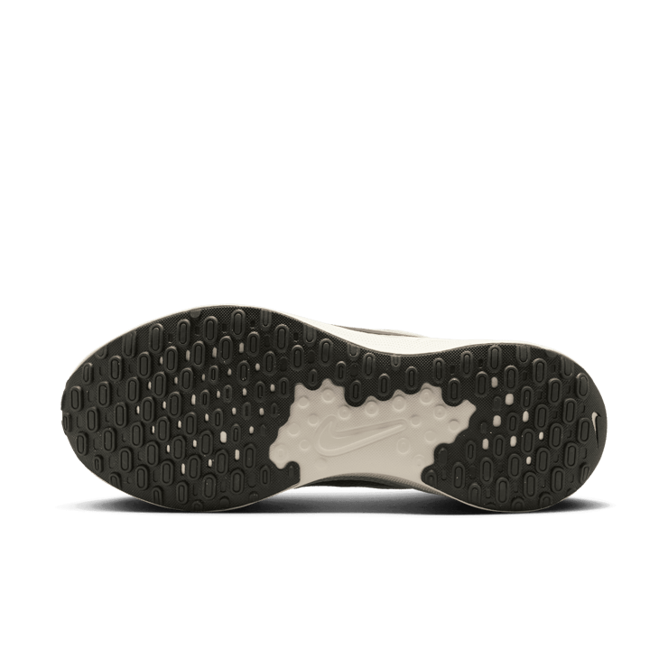 Nike Revolution 7 EasyOn Road Angle 0