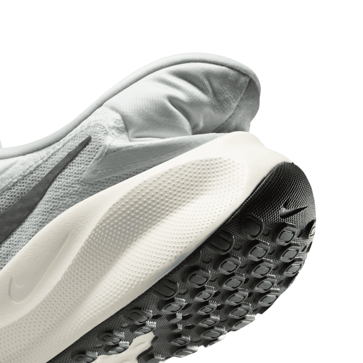 Nike Revolution 7 EasyOn Road Angle 6