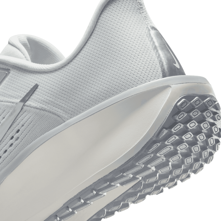 Nike Quest Road Angle 5