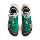 Nike Vaporwaffle sacai Villain Red Neptune Green Angle 1