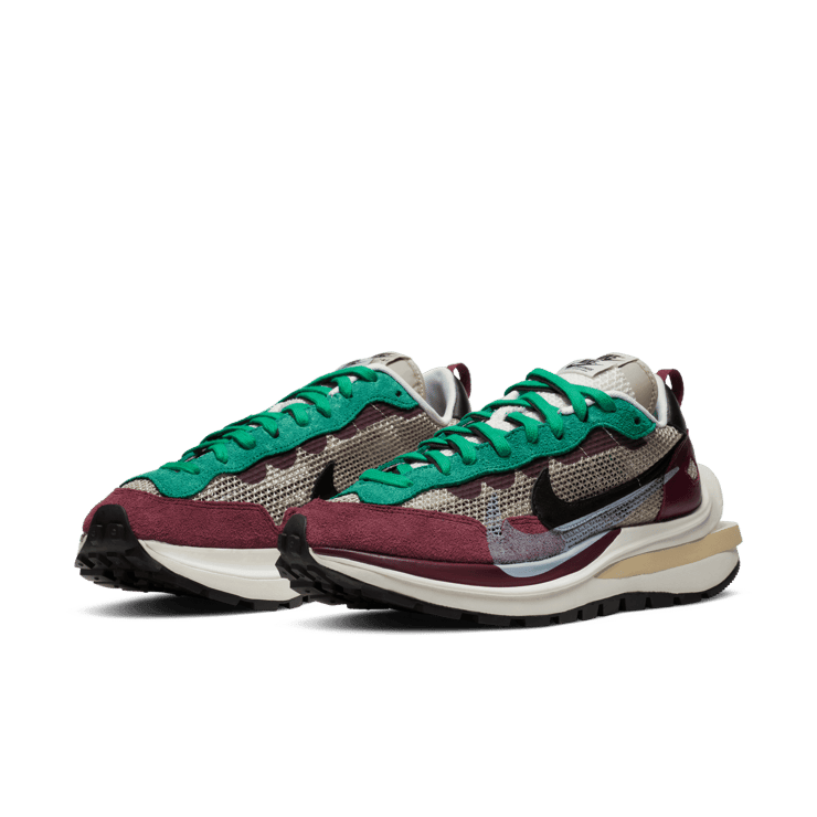 Nike Vaporwaffle sacai Villain Red Neptune Green Angle 2