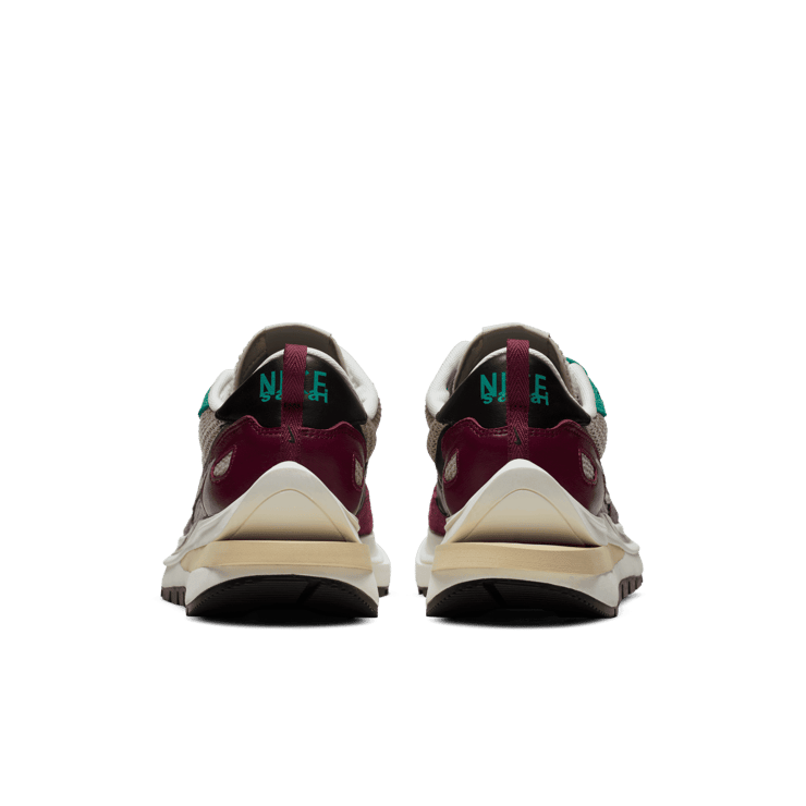 Nike Vaporwaffle sacai Villain Red Neptune Green Angle 3
