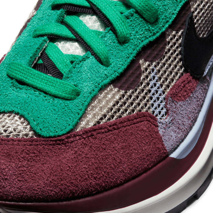 Nike Vaporwaffle sacai Villain Red Neptune Green Angle 4