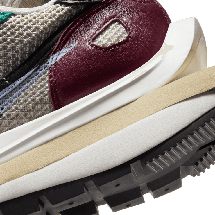 Nike Vaporwaffle sacai Villain Red Neptune Green Angle 5