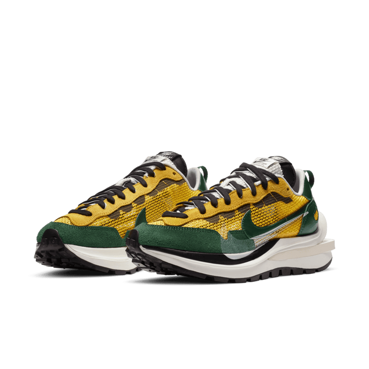 Nike Vaporwaffle sacai Tour Yellow Stadium Green Angle 2