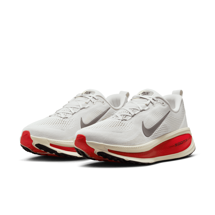 Nike Vomero 18 Platinum Tint Siren Red Angle 2