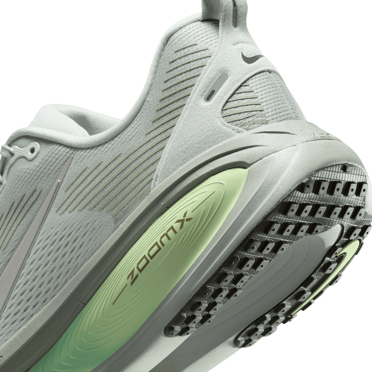 Nike Vomero 18 Light Silver Barely Volt Angle 5