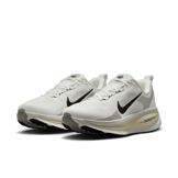 Nike Vomero 18 Road Angle 2
