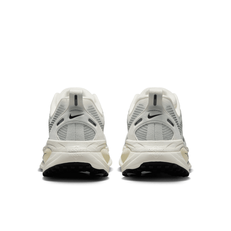 Nike Vomero 18 Road Angle 3