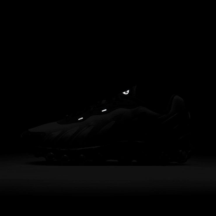 Nike Air Max DN8 Black Light Smoke Grey Angle 7