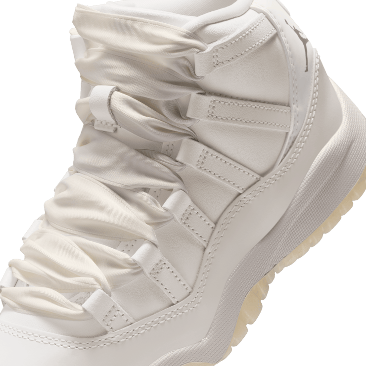 Air Jordan 11 Retro Pearl (PS) Angle 6