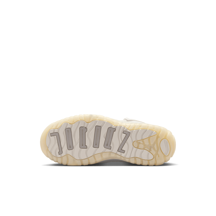 Air Jordan 11 Retro Pearl (PS) Angle 3