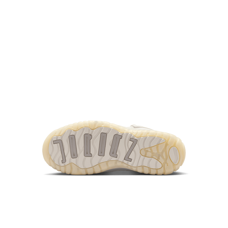 Air Jordan 11 Retro Pearl (PS) Angle 3