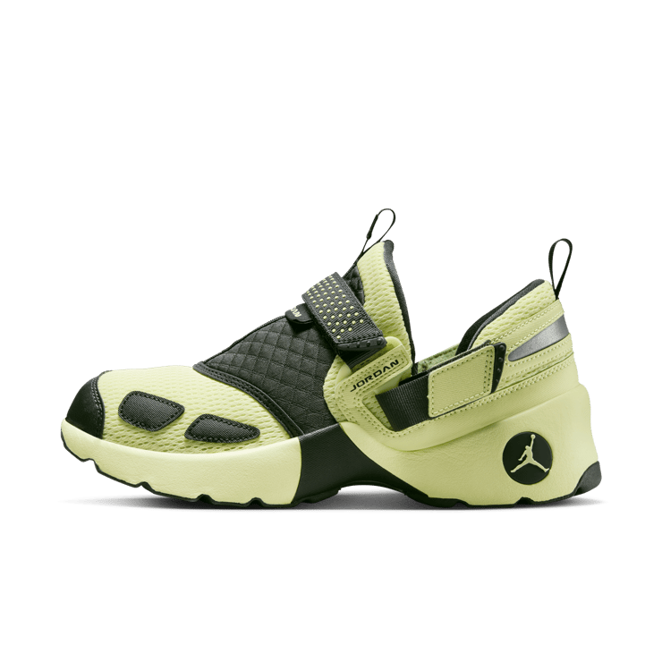 Jordan Trunner LX Luminous Green (W) Angle 5