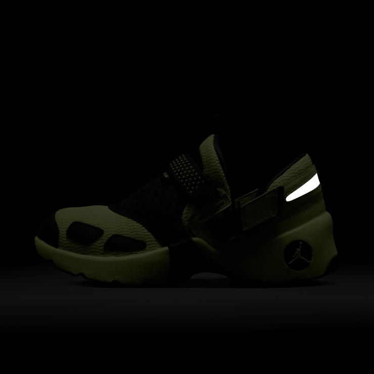 Jordan Trunner LX Luminous Green (W) Angle 4