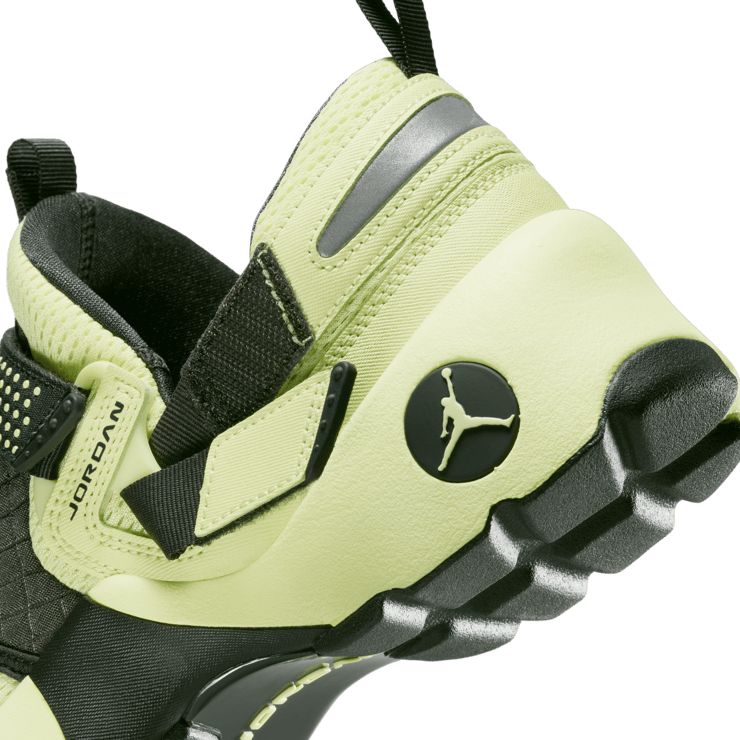 Jordan Trunner LX Luminous Green (W) Angle 10