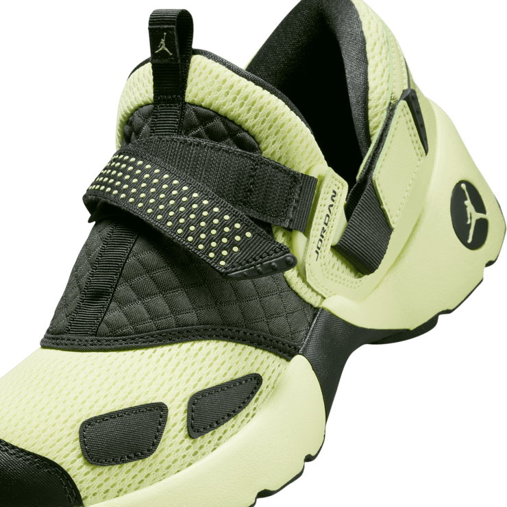 Jordan Trunner LX Luminous Green (W) Angle 11