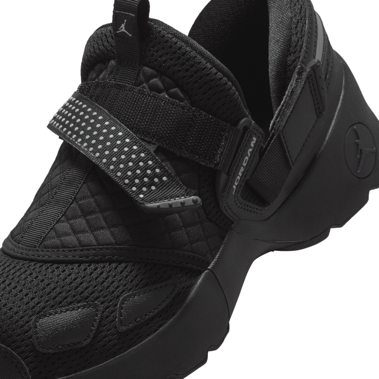 Jordan Trunner LX Triple Black (W) Angle 9