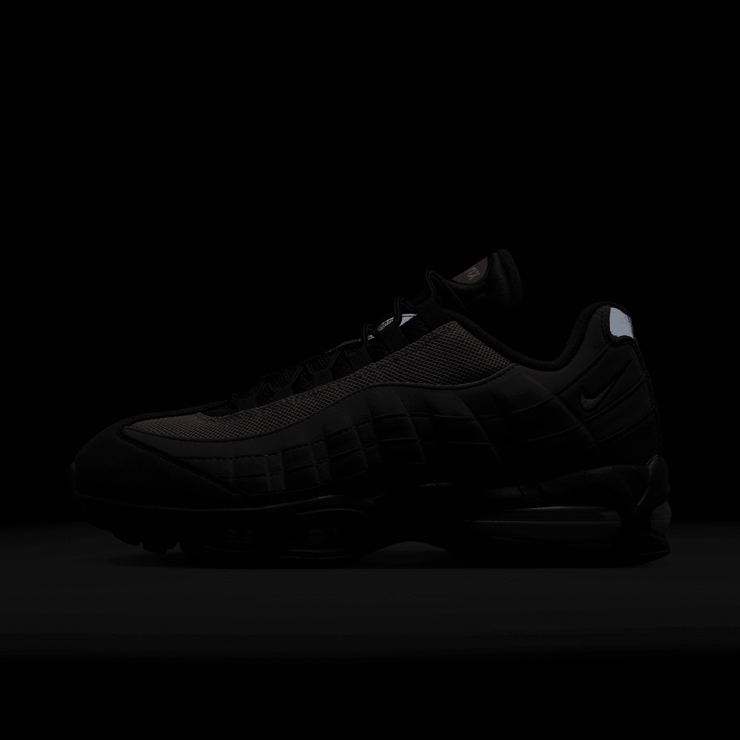 Nike Air Max 95 OG Black Bright Crimson Angle 4