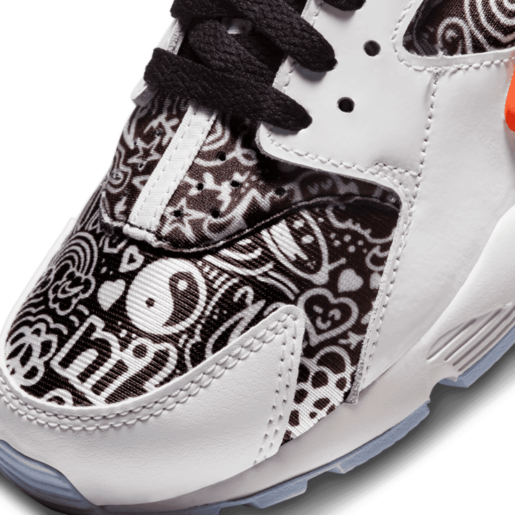 Nike Air Huarache Run SE Doodles (GS) Angle 4