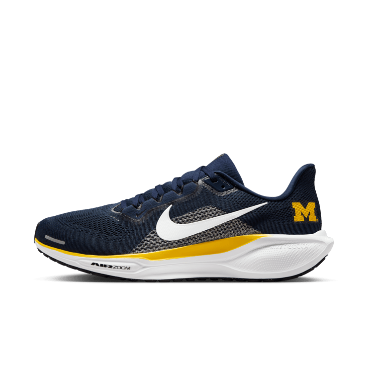 Nike Pegasus 41 NCAA Michigan Angle 4