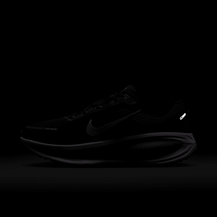 Nike Vomero 18 Black Bright Crimson Angle 0