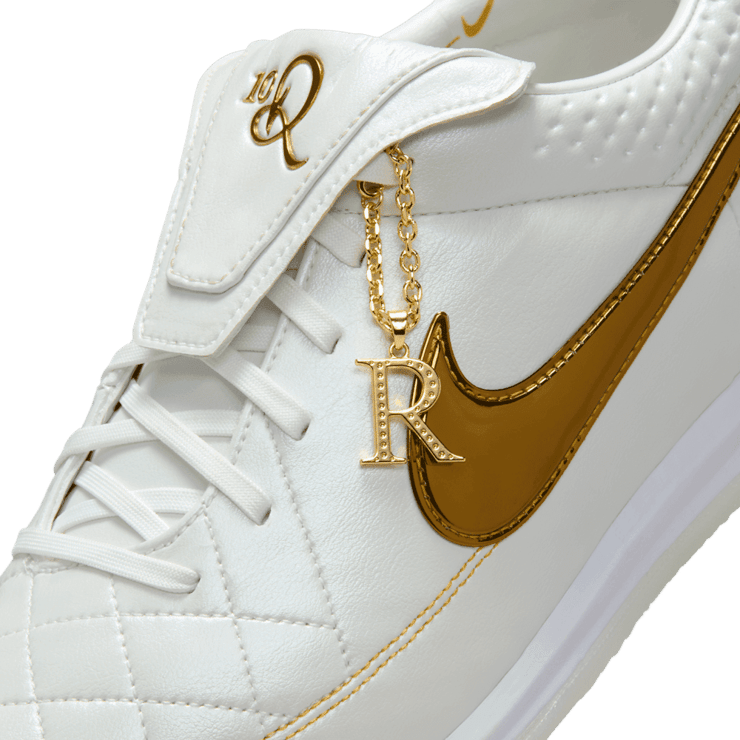 Nike Teimpo Legend Ronaldinho Touch of Gold Angle 5