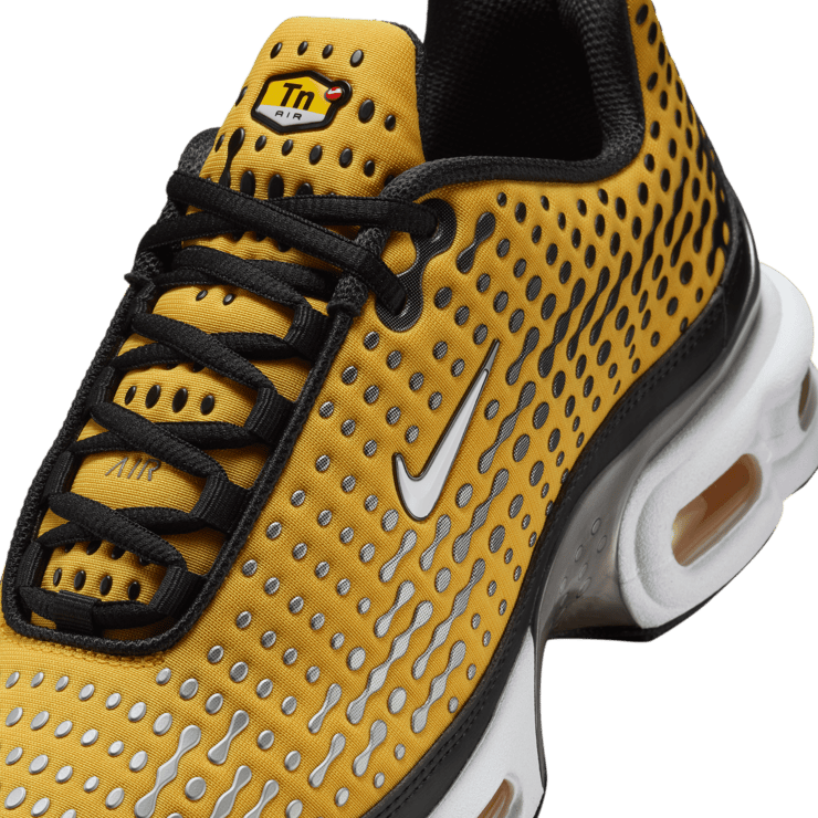 Nike Air Max Plus VII Varsity Maize Angle 3