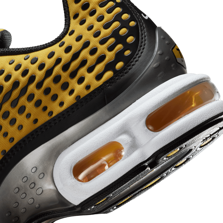 Nike Air Max Plus VII Varsity Maize Angle 4