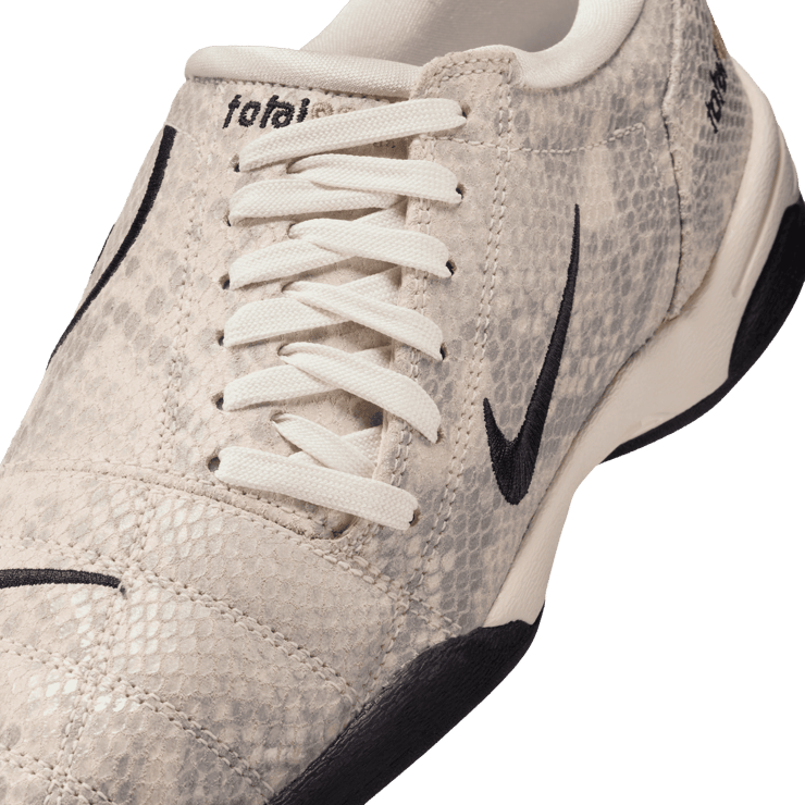 Nike Total 90 III SE Pale Ivory Snakeskin (W) Angle 4