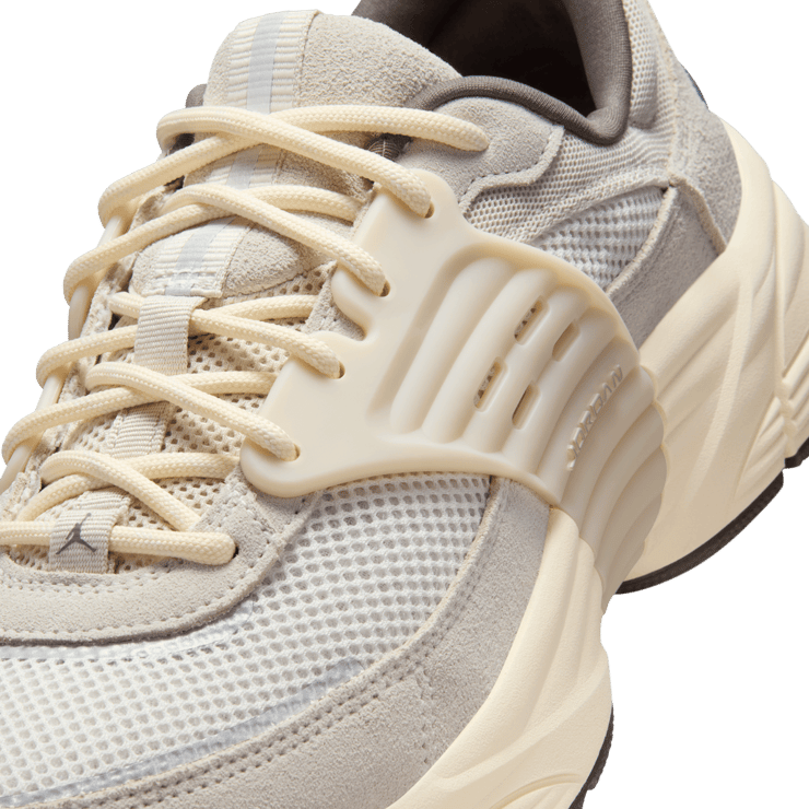 Jordan Trunner O/S Light Orewood Brown Angle 3