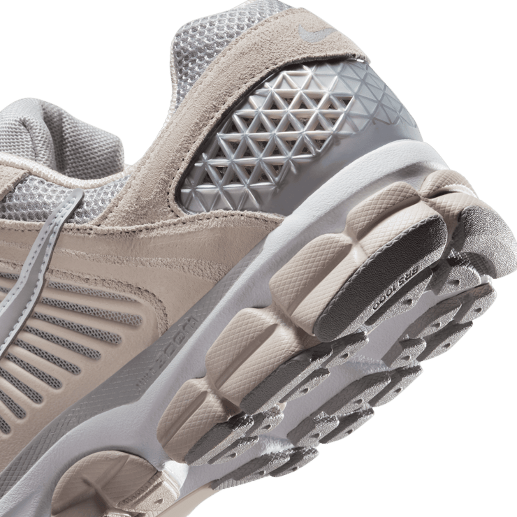 Nike Zoom Vomero 5 Light Orewood Brown Light Smoke Grey Angle 5