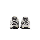 New Balance 204L Silver Metallic Black Angle 4