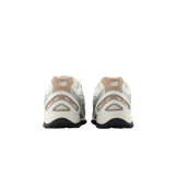 New Balance 204L Silver Metallic Flat Taupe Angle 4