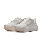Nike Vomero Plus Speckle Vast Grey Angle 4