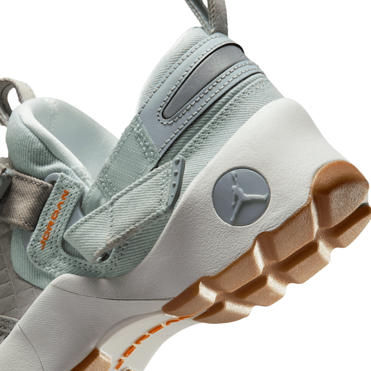 Jordan Trunner LX Corduroy (W) Angle 7