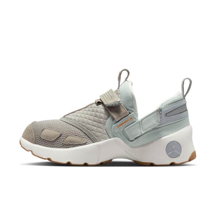 Jordan Trunner LX Corduroy (W) Angle 3