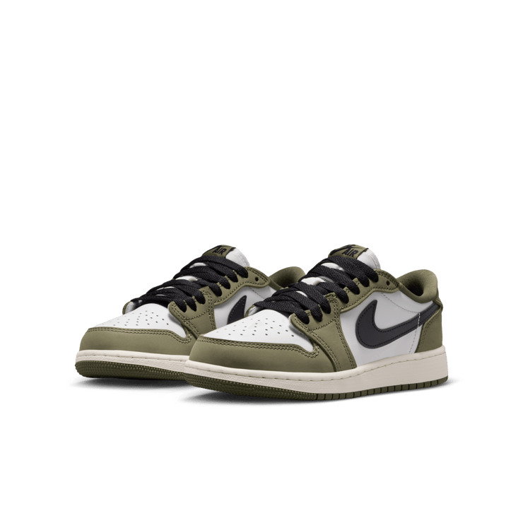 Air Jordan 1 Retro Low OG Medium Olive (GS) Angle 4