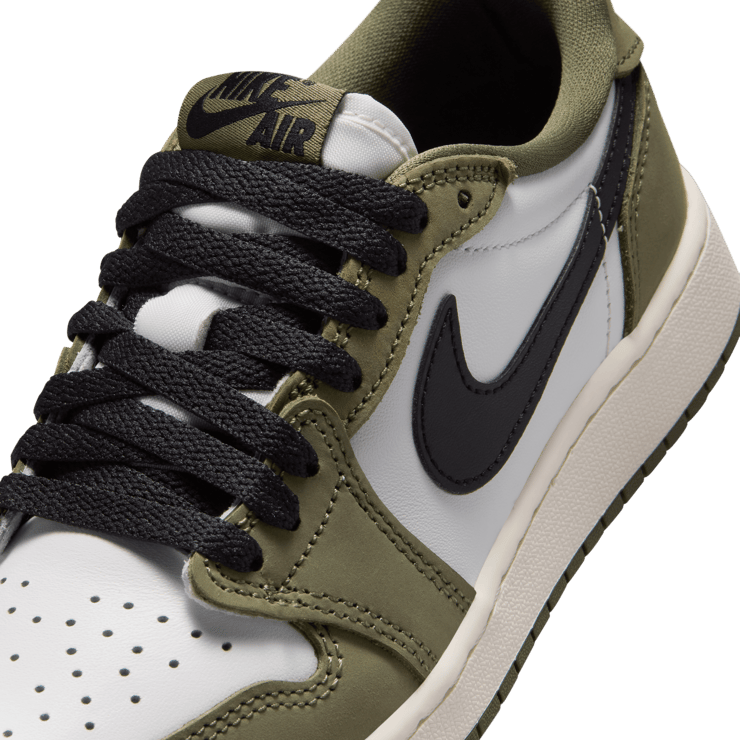 Air Jordan 1 Retro Low OG Medium Olive (GS) Angle 9