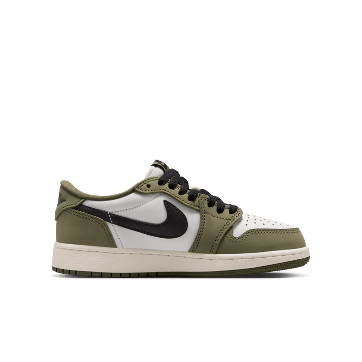 Air Jordan 1 Retro Low OG Medium Olive (GS) Angle 3